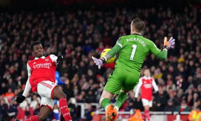 HLV Mikel Arteta của Arsenal hối hận vì không thay thủ môn sớm hơn